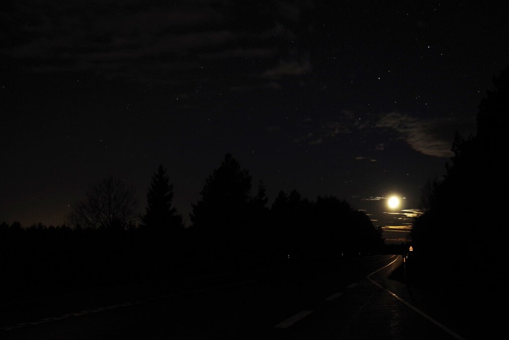 Kuu ja maantee